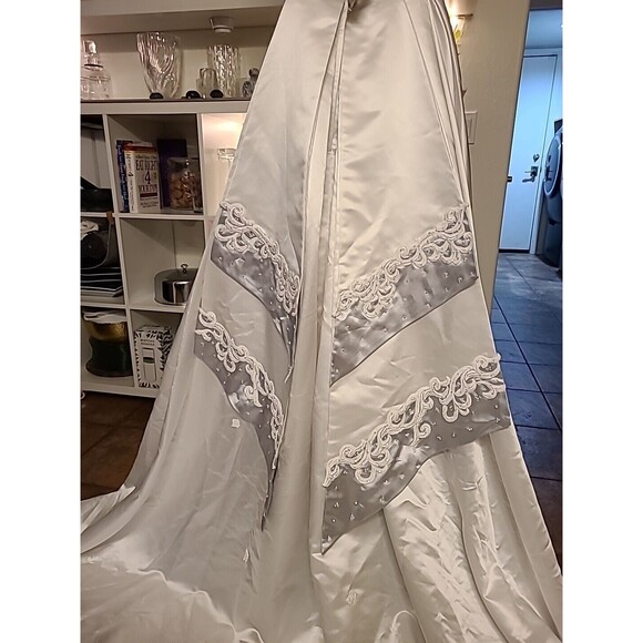 2  Piece Corset Wedding Dress  Size 6 Store Display $1145.00 Tag New Wit… - Picture 3 of 16